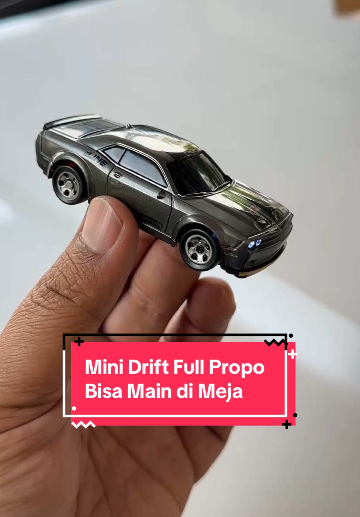 Kok bisa2nya semungil ini dibenamkan banyak teknologi yang bahkan di ukurannya yang besar belum tentu memiliki teknologi ini, jadi ini adalah sebuah mobil RC drift dengan skala 1:64, kecil banget sehingga bisa dimainkan di atas kap mobil, lantai bahkan meja kerja #minirc #microrc #rcdrift #desktoprcdrift #rcdriftfullpropo 