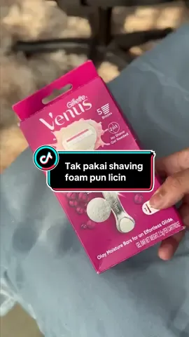 Tak pakai shaving foam pun licin & lembut? ✨ Rahsianya? Gillette Venus Comfortglide Sugarberry cukur smooth, kulit pun wangi #Exclusiveitems #Gilletterazor #shavewithgillette #ad #Venus 