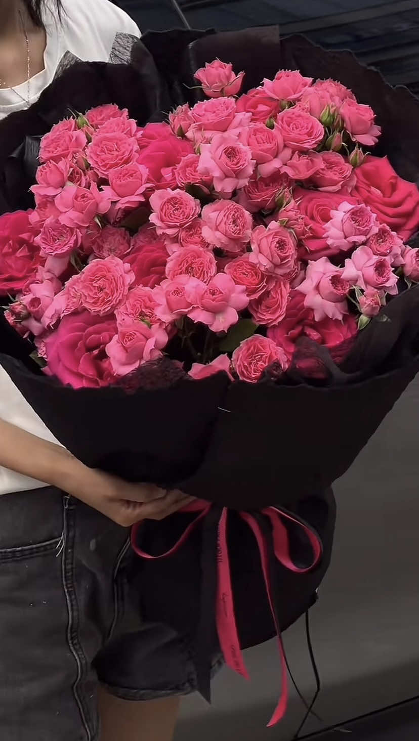 Có một câu nói về tình yêu rất hay như thế này.  Cả một đời của 2 người, liệu có bao nhiêu việc to tát?.  Tình cảm thế hiện ở chỗ nào?. Là thể hiện ở một giọt dầu, một thìa canh, một thìa cơm trong cuộc sống hàng ngày.  Đừng xem đây là việc nhỏ. Nó có thể phản ánh tấm lòng của một người.  #xuhuong #hoatuoihanoi #septemberfloral #tiemhoathang9 #hoatotinh   __________________________________________ Tiệm hoa tháng 9 _ Tiệm hoa tươi 🌸Giao hoa nội thành Hà Nội 🍀Tặng kèm thiệp cho mỗi đơn hàng  ☎️096....173....1219 🌿Ins: september.floral 📞Liên hệ đặt hoa trước 2 ngày nhé các tình yêu❤️