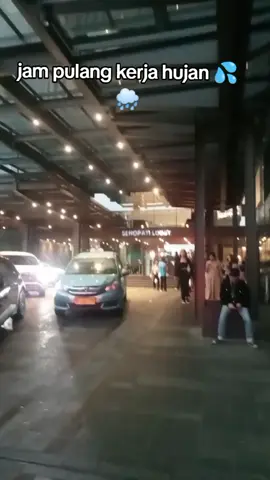 mau pulang kejebak hujan gyusss #fyp #fyppppppppppppppppppppppp #viraltiktok #viraltiktokvideo 