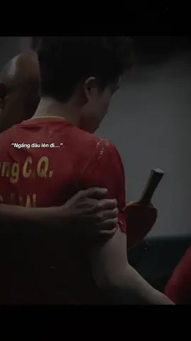 “Ngẩng đầu lên đi, đừng để bọn họ nói anh thiếu kiên nhẫn”. Shasha biết rằng tâm lý là điều quan trọng nhất vào lúc này. Em ấy hy vọng Datou có thể bình tĩnh lại, một khi cảm xúc và tinh thần của anh thay đổi hoặc trợ lý bên ngoài có thể thấy rằng anh ta rất tức giận, rất lo lắng và anh coi vấn đề này rất nghiêm trọng, thì điều đó sẽ tạo cơ hội cho trợ lý bên ngoài nắm bắt và tác động đến anh🥺 #wangchuqin #sunyingsha #shatou #5114 #xh 