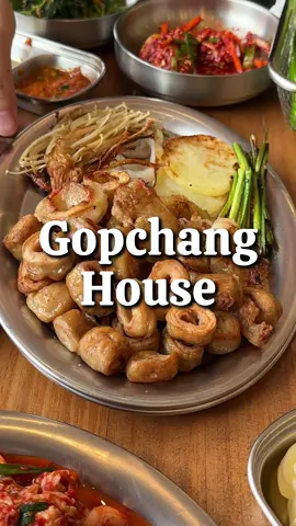 ยากที่จะมีเจ้าไหนมาโค่นบัลลังร้านนี้ เจ้าแห่งเมนูไส้ย่างสไตล์เกาหลีที่เจ้าของร้านเป็นคนเกาหลี แถมเป็นผู้เชี่ยวชาญด้านไส้ มีโรงงานไส้เป็นของตัวเองด้วย!! 📍Gopchang House Korean BBQ - ซอยจุฬา 1 บรรทัดทอง  เปิดทุกวัน11.00-22.00 - ทองหล่อ เปิด11.00-22.00 หยุดทุกวันจันทร์ #GopchangHouse #ไส้ย่างเกาหลี  #ปิ้งย่างเกาหลี #อาหารเกาหลี #อร่อยบอกต่อด้วย 