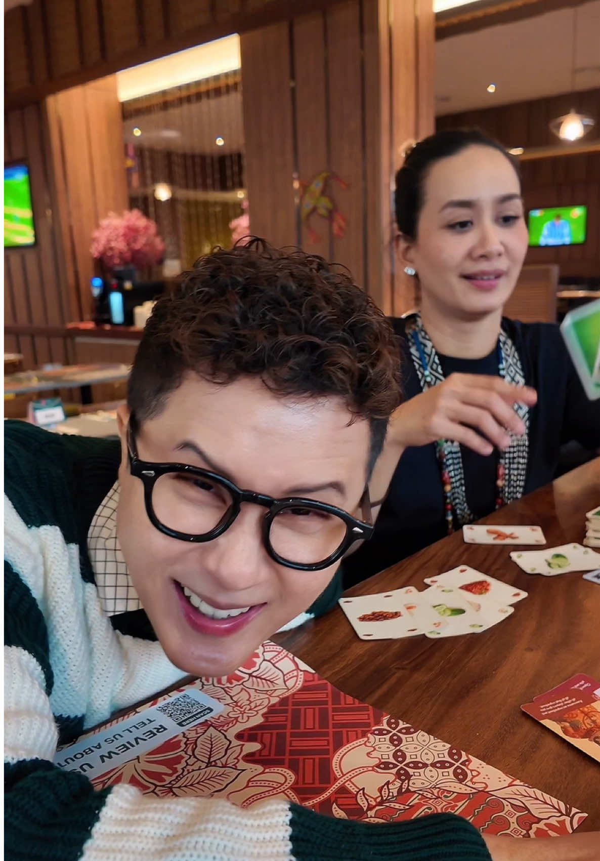 Korang dengar je la cara @Madrid Milan London explain the Nasi Lemak card game. 🤣 Sangat menghiburkan ye! Hahahahahahahahahahahaha