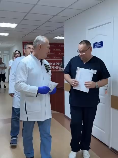 В Мечникова кожен ранок починається з турботи про тих, хто зараз бореться за життя... Сьогодні з самого ранку генеральний директор лікарні Мечникова Сергій Риженко та медичний директор Олександр Толубаєв провели обхід у відділеннях реанімації. Разом із завідувачами та лікарями вони обговорили стан найважчих пацієнтів, визначили подальші кроки у лікуванні, перевірили готовність обладнання та медикаментів. Це щоденна робота команди, де немає випадкових людей - тільки професіонали, готові до найскладніших викликів. 📍 Лікарня Мечникова — завжди поруч, коли потрібна допомога. #лікарня #мечникова #риженко #війна #дніпро #лікар #миукраїнці💙💛🇺🇦 #підтримка #надія #біль #реанімація #миразом💙🇺🇦💛 #незламні