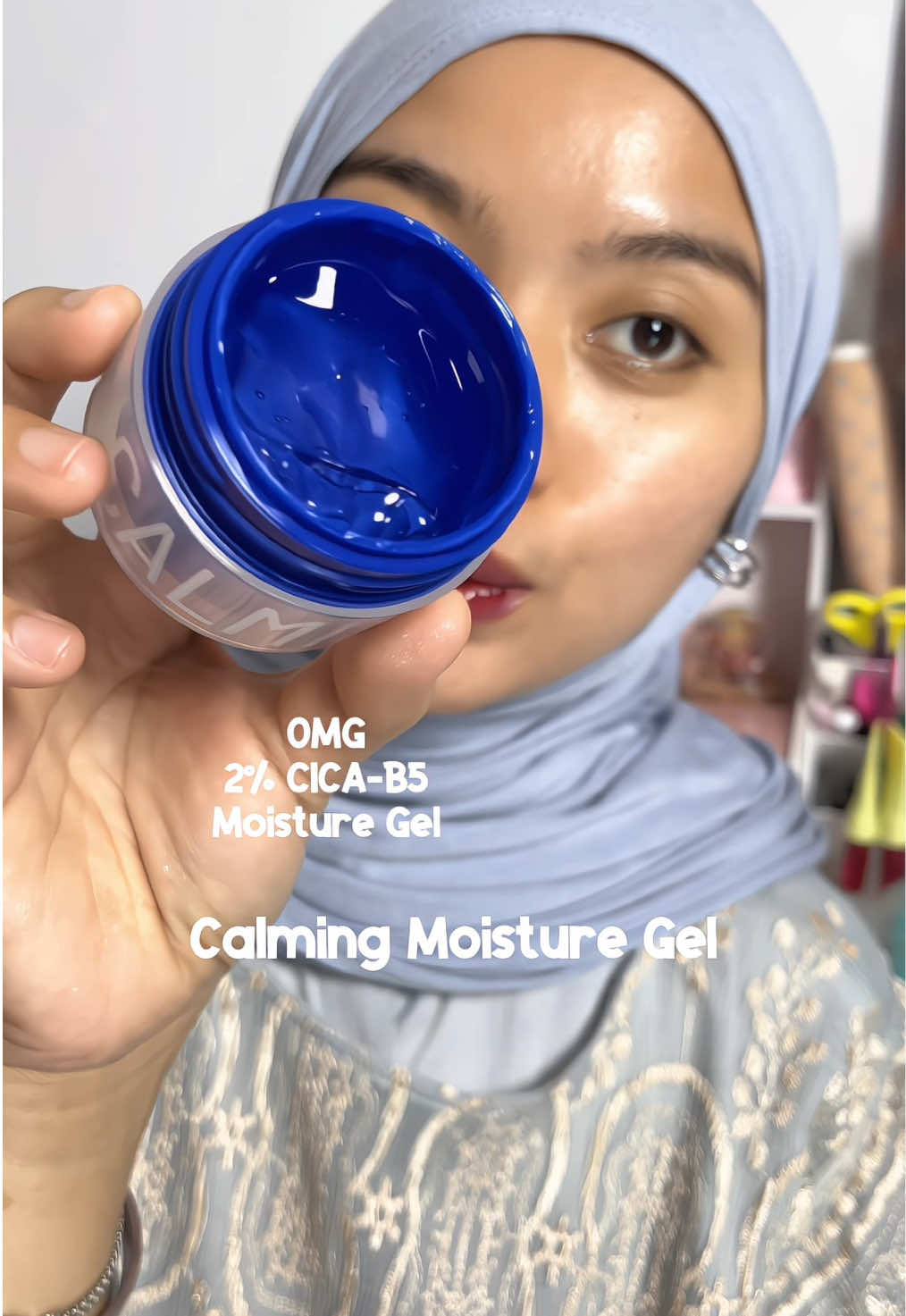 Brand kesayangan aku ngeluarin moisture gel yang super multifungsi, Calming Moisture Gel super terfavorite bisa dijadiin sleeping mask after bangun tidur kulit jadi super lembab dan kenyal. Bagus buat calming wajah yang lagi kemerahan dan ngeredain jerawat juga bisa bestie  #OMGBeauty #MoisturizerOMG #MoisturizerViral #SkincareRoutine 