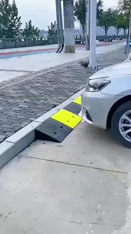 bục dắt xe máy, ô tô bằng nhựa chịu lực có thể dùng cho nhà có bậc tam cấp luôn