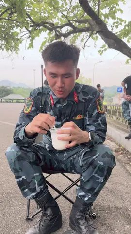 Zinh muckbang là do mấy đồng chí bên cạnh canh me zinh ăn là quay lên thôi. Chứ k phải lúc nào cũng ăn đâu ạ. Zinh cũng tập nhiều lắm chứ cũng k có tgian mà đc ăn nhiều đâu ạ. #A80 #tacchienkhonggianmang #viral 