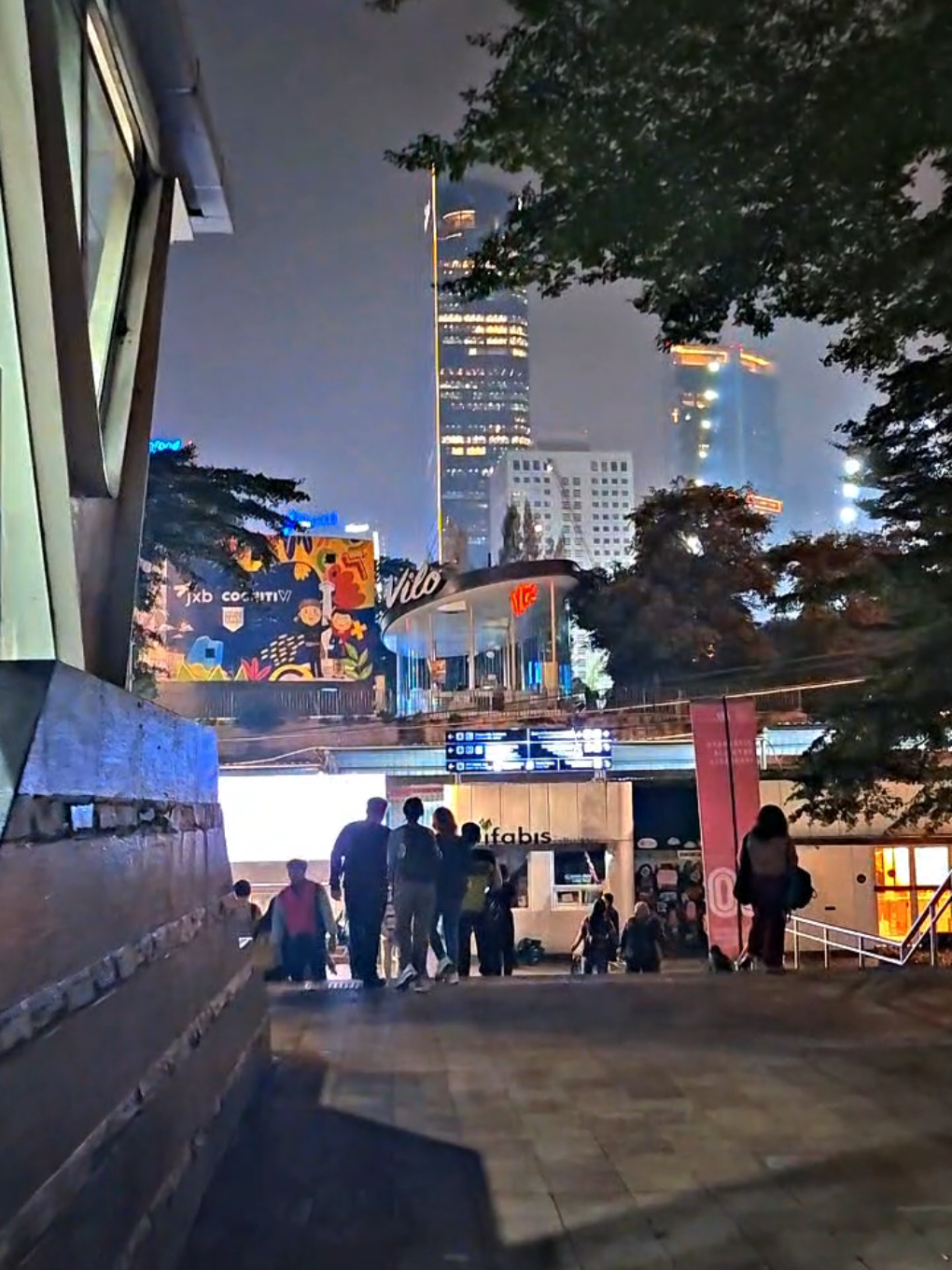 Sudirman Jakarta Pusat. Jangan Lupa CekOut di keranjang kuning bawah pojok kiri. #area51 #jakartamalamhari  #stasiunsudirman #jakartapusat #storywa 