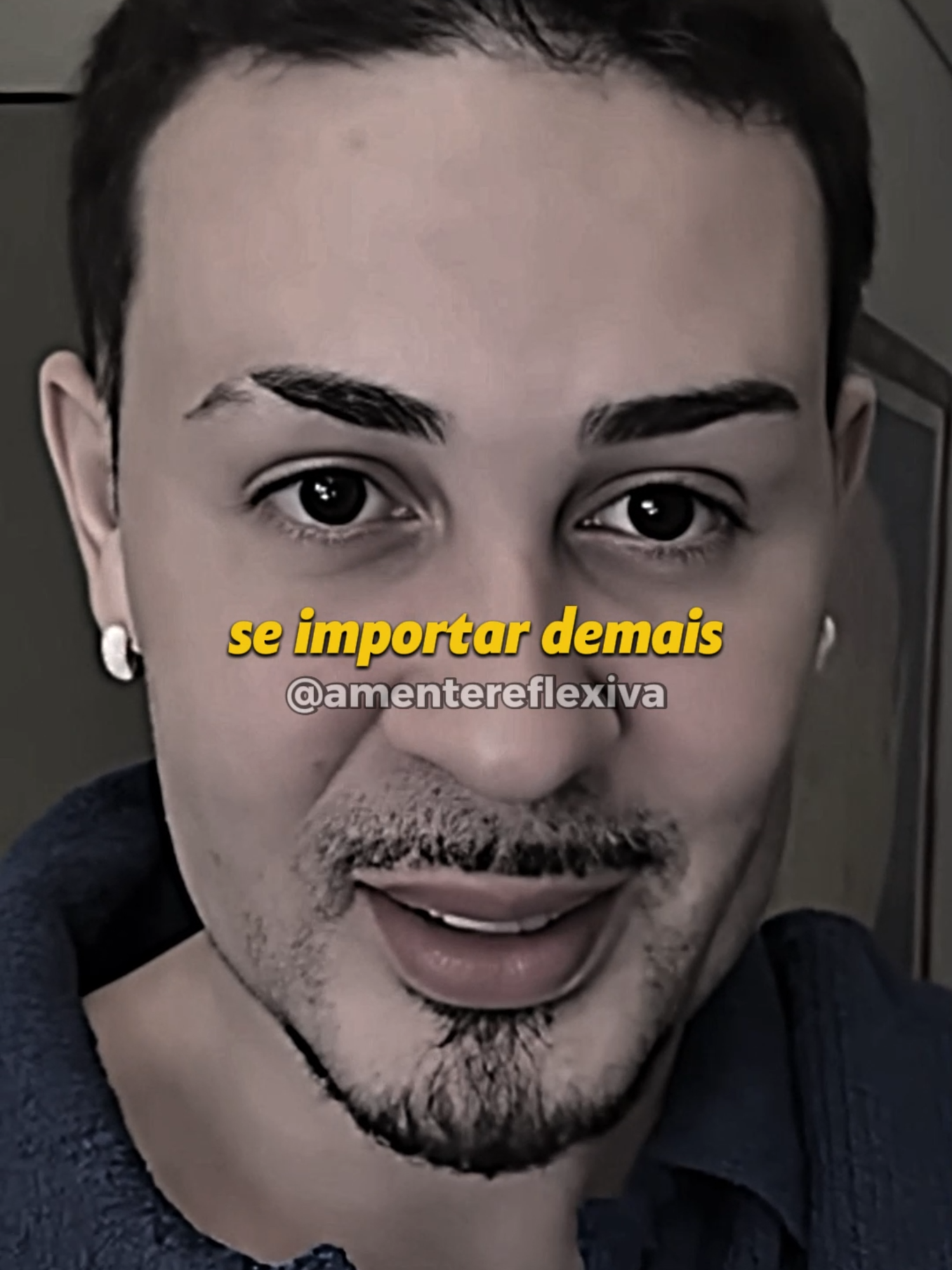 @carlinhos| “Você está se preocupando demais e vivendo de menos.” Às vezes, a vida nos ensina da forma mais dura: quanto mais você se doa, mais percebe que nem todos têm a mesma disposição de se importar. Você se desgasta tentando ser presença, mas descobre que para alguns, a sua ausência pesa mais do que a sua existência. Eles não atravessam a rua para perguntar se você está bem, mas seriam capazes de cruzar quilômetros para assistir ao seu fim — não por amor, mas por curiosidade, obrigação ou aparência. E isso dói. Dói porque você acreditou que reciprocidade era regra, quando na verdade é exceção. Você se preocupa, se desgasta, carrega pesos que não são seus, e no processo esquece de viver. Esquece que a vida não espera por reconhecimento e que o tempo não devolve os dias que você gastou tentando ser importante para quem não te vê. Chega um momento em que é preciso parar de se perguntar por que eles não se importam, e começar a se perguntar por que você ainda se importa tanto. Porque enquanto você insiste em dar tudo de si para quem não sabe receber, vai deixando de viver a vida que poderia estar construindo para si mesmo. O amor, o cuidado e a presença que você busca precisam primeiro ser dados a você. Quem quiser caminhar ao seu lado, que atravesse a rua — ou o mundo — por escolha própria, não porque você implorou. Viva mais. Preocupe-se menos. E lembre-se: a sua vida merece ser sentida por inteiro antes que alguém tente resumir sua história a uma data num túmulo. #cortesdomaiahx #cortesranchodomaiahx #hypexcortes #reciprocidade #viver