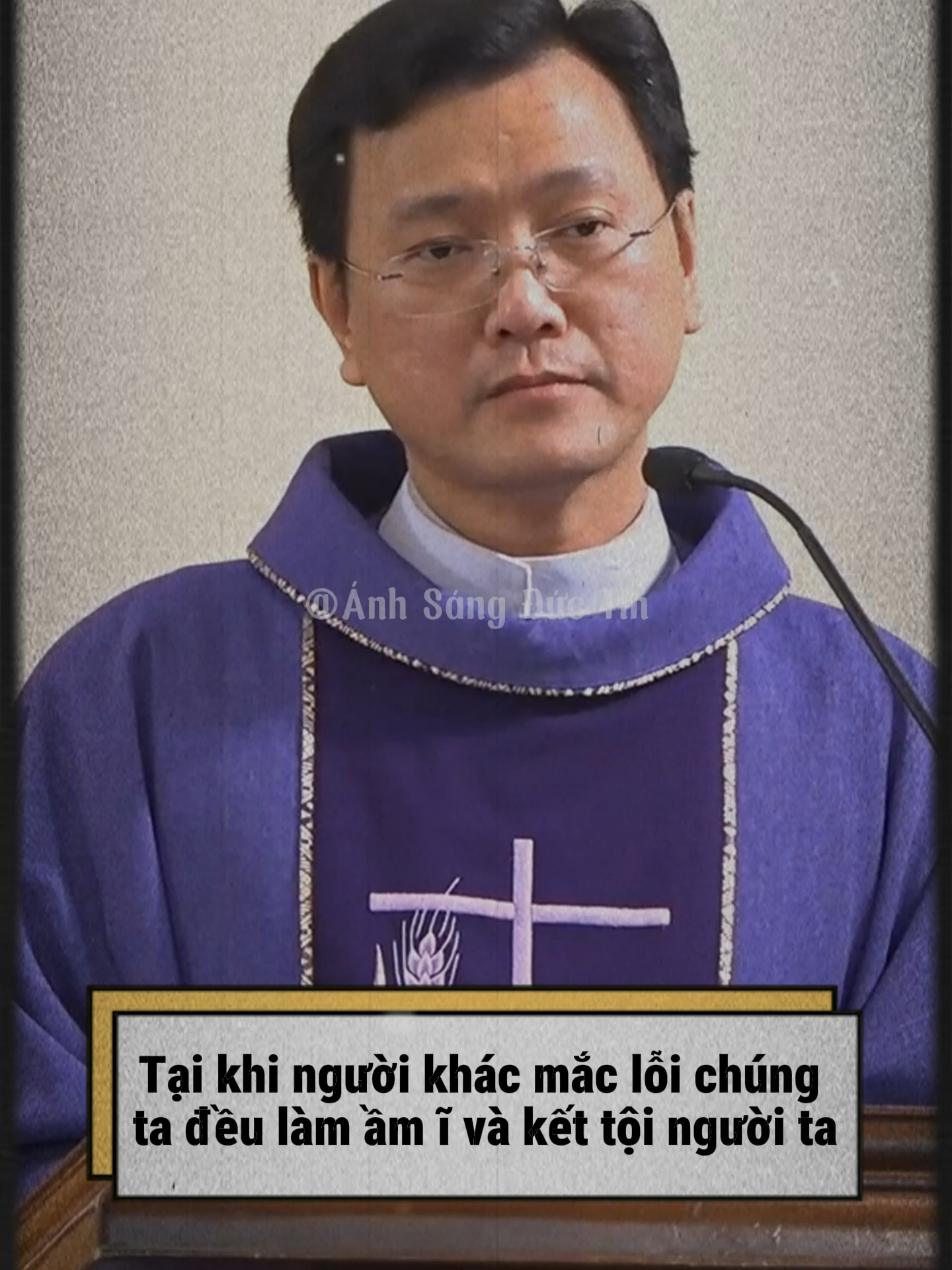 “Anh em đong đấu nào, thì Thiên Chúa sẽ đong lại cho anh em bằng đấu ấy.” (Lc 6,38) 📖 Khi người khác mắc lỗi, chúng ta dễ làm ầm ĩ, dễ kết tội, và muốn cả thế giới biết họ sai thế nào. 🕊️ Nhưng khi chính mình sai, ta lại mong người khác nhẹ tay, mong họ hiểu hoàn cảnh, và mong được tha thứ. 