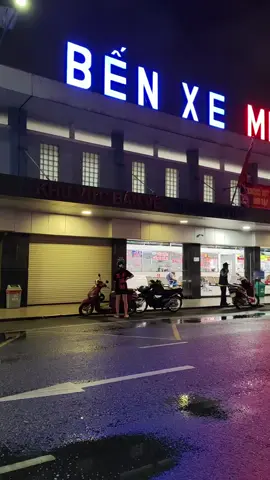 Bến xe miền tây nhớ mấy năm trước, mỗi lúc nyc của tui cô ấy được trường cho nghỉ thì vẫn hay chở cô ấy ra đây để cô ấy mua vé xe về ba tri bến tre hoặc khi cô ấy lên thì vẫn đón cô ấy ở đây thời gian trôi qua cũng mấy năm rồi, cuối cùng cũng thành người dưng. Nhưng mà đôi khi chạy ngang đây vẫn dừng lại 1 lúc như 1 thói quen Tiếc là sẽ ko thấy cô ấy thêm 1 lần nào nữa.... #fyp #di1minht #saigon 