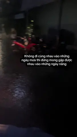 Ngày Đà Nẵng ngập lụt 2 đứa toi vì tiết kiệm 25k tiền ship mà xách xe đi mua gà🙂🙂 nghĩ lại lúc đó tưởng bị điên không á