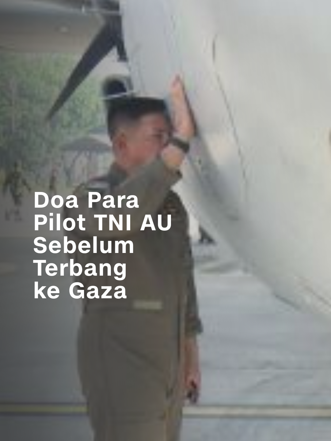 Berdoa sebelum penerbangan adalah hal yang lazim dilakukan. Inilah yang terjadi pada pilot pesawat hercules yang akan membawa bantuan Indonesia ke Gaza. Pemerintah Indonesia kembali mengirim bantuan untuk warga Palestina di Gaza. Total bantuan yang akan dikirimkan mencapai 800 ton. Dua buah pesawat angkut C-130 Super Hercules akan membawa bantuan dan 66 personel TNI dan sipil. Pemberian bantuan dilakukan secara airdrop atau dijatuhkan dari udara ke sepuluh titik di Gaza pada tanggal 17 Agustus nanti.  #cnnindonesia #cnnindonesiacom #Gaza