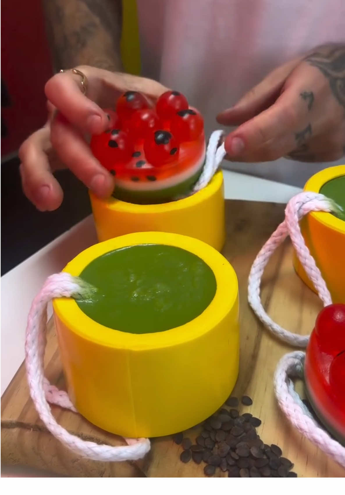 O sabonete massageador de melancia agora está na versão 2.0 – com formato master, listras perfeitas e aquele cordão que todo mundo ama. 😍 Mais bonito, mais prático e ainda mais irresistível! Quem aí já tá imaginando o cheirinho? 👀 🎯 Salva esse vídeo pra não esquecer e já garantir o seu sucesso de vendas! #SaboneteMelancia #SaboneteMassageador #PeterPaiva #Artesanato #SucessoDeVendas