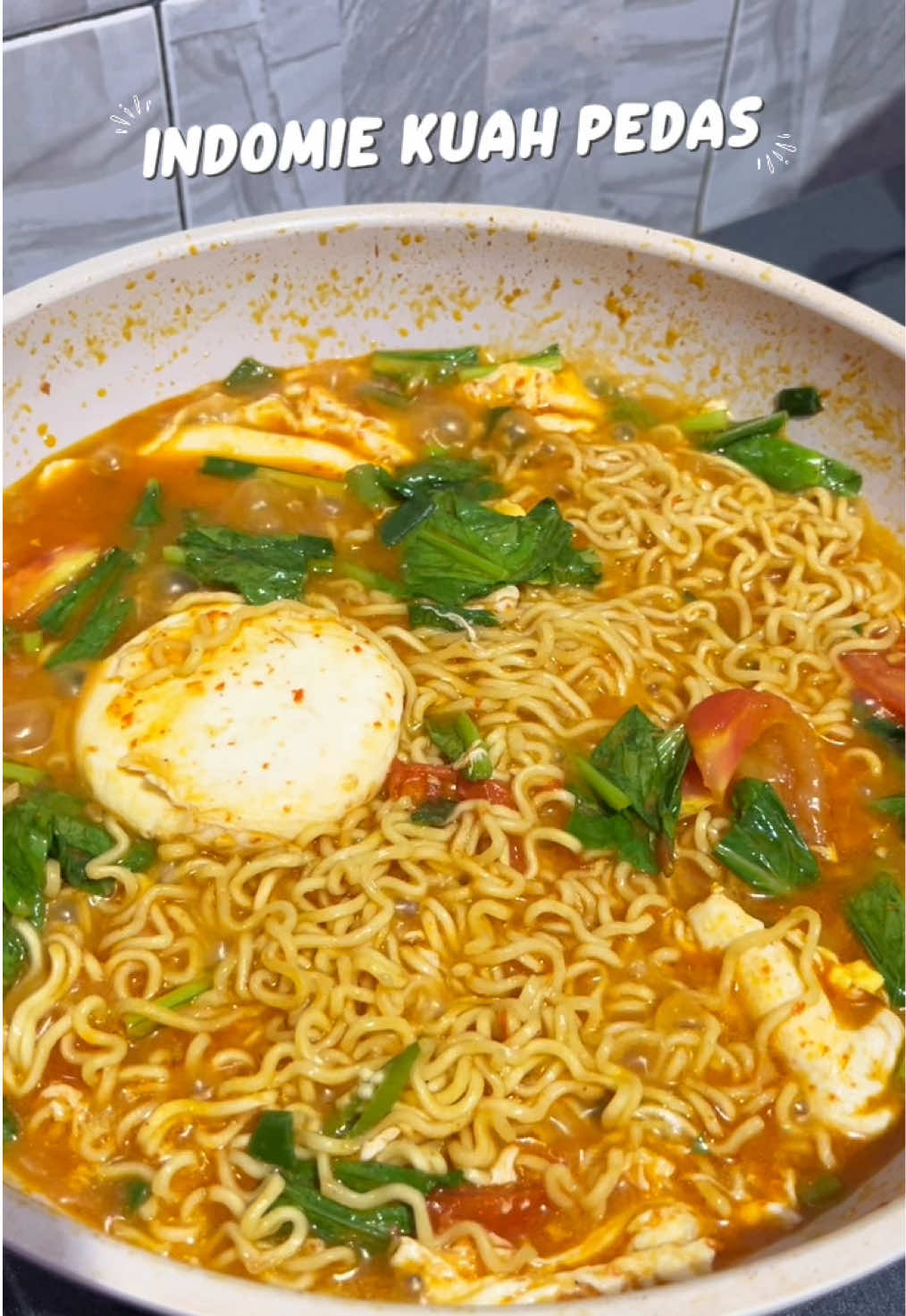 Tim indomie kuah 🤤🌶️ ▫️Takaran Porsi 2 • Cabe keriting 3 • Cabe rawit caplak 5 • Bawang merah 2 • Bawang putih 2 • Udang rebon 1/2 sdm (Haluskan semua bahan) ▫️Tambahan •Daun Bawang  •Cabe rawit (opsional) •Tomat •Sayur sawi ▫️Cara masak - Tumis semua bumbu halus sampai tanak - Masukkan air secukupnya - Setelah mendidih masukkan telur - Masukkan daun bawang dan cabe rawit - Setelah telur matang masukkan Indomie dan bumbu (tambahkan 1/2 sdt garam) - Terakhir masukkan tomat dan sayur sawi #masak #indomie #pedas #masaksimple #resepsimple 