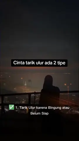 Cinta tarik ulur (atau pull and push) biasanya muncul dalam hubungan ketika salah satu pihak bersikap hangat dan dekat, lalu tiba-tiba menjauh atau dingin. Tujuan atau alasan di balik perilaku ini bisa berbeda-beda tergantung orang dan konteksnya. Berikut beberapa kemungkinan tujuannya: 1. Mencari Kepastian atau Uji Perasaan Orang tersebut ingin tahu seberapa besar kamu peduli. Dengan menjauh, dia melihat apakah kamu akan mengejar atau tetap bertahan. Bisa dibilang ini bentuk “tes keseriusan”, meski caranya tidak sehat. 2. Permainan Kekuasaan (Power Play) Tarik ulur bisa dipakai untuk mengontrol emosi pasangannya. Saat mendekat, kamu senang; saat menjauh, kamu cemas. Ini membuat kamu tergantung pada perhatiannya. Biasanya dilakukan oleh orang yang suka dominasi dalam hubungan. 3. Bingung atau Belum Siap Bisa karena dia ragu dengan komitmen, belum yakin sama diri sendiri, atau ada masalah pribadi. Kadang ini bukan manipulasi, tapi tanda dia belum siap serius. 4. Mencari Sensasi dan Tantangan Ada orang yang suka drama dalam cinta. Tarik ulur memberi rasa deg-degan dan tidak membosankan. Mereka sering takut hubungan terlalu “stabil” karena terasa membosankan. 5. Tidak Tahu Cara Komunikasi yang Sehat Beberapa orang tidak sengaja melakukan ini karena kurang dewasa secara emosional, dan tidak tahu cara mengungkapkan kebutuhannya dengan jelas. Kalau dilihat dari psikologi hubungan, tarik ulur lebih sering merugikan daripada menguntungkan, karena bisa memicu kecemasan, ketidakpastian, dan rasa tidak aman.  mengenali mana tarik ulur yang berbahaya (manipulatif) dan mana yang hanya karena bingung? Atau cara menghadapinya supaya kamu nggak jadi korban permainan ini? Tipe no 2 adalah tipe NPD tarik ulur terhadap korbannya #tiktok #cintatarikulur # #pullandpushpowerplay♥️💔#NPD #fyppppppppppppppppppppppp #