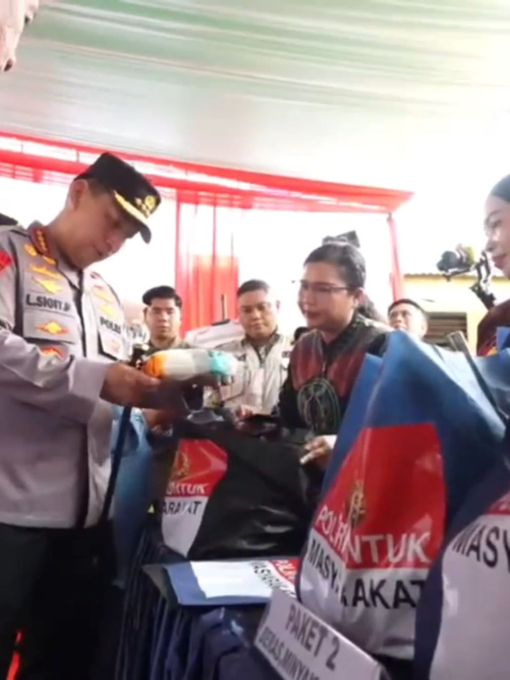 Siapa bilang belanja bahan pokok harus bikin dompet ngos-ngosan?  Polri bareng Bulog hadir lewat Gerakan Pangan Murah bawa beras SPHP, minyak goreng, gula, telur, sampai tepung dengan harga lebih bersahabat. Tujuannya? ✔️ Jaga daya beli masyarakat ✔️ Kendalikan inflasi ✔️ Pastikan pasokan pangan aman sampai pelosok Distribusinya diawasi ketat, biar tepat sasaran dan semua kebagian. Bahkan ada aturan pembelian supaya adil untuk semua. Lewat sinergi Polri, Bulog, dan pemerintah daerah, harga tetap stabil, dapur tetap ngebul, rakyat tetap tersenyum. 🤍🍚 #ItwasumPolri #GerakanPanganMurah #SPHP #PolriPeduli #UntukRakyat