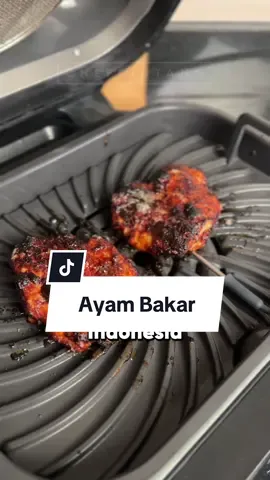 Ga pernah se anti ribet ini bikin ayam bakar! Campur2 marinade jadi dan ga ada asep masak di dalam apartemen tapi tetep dapet char nya nih gara2 pakai Ninja Foodi Max Health Griller & Air Fryer dari @Ninja Kitchen Indonesia nih 😏 Bumbunya super simple: sebenernya bumbu dasar merah aja. Bisa juga tambah kemiri biar makin legit tapi di skip jg gpp. Jujur klo ditanya ini bumbu daerah mana, ga yakin juga ya soalnya lebih rasa yang gw pengen aja 😅 yg penting enak kan hehe Paha ayam boneless 2 Bawang merah 15gr Bawang putih 15gr Cabai merah besar 30gr Minyak goreng 15gr Air asam 1.5 sdm Kecap manis 1 sdm Garam 1 sdt Merica 1 sdt Olesan:  Margarin 2 sdm Bubuk ketumbar 1 sdt Kecap manis 1 sdm #chefbintang #chicken #indonesianfood #grill 