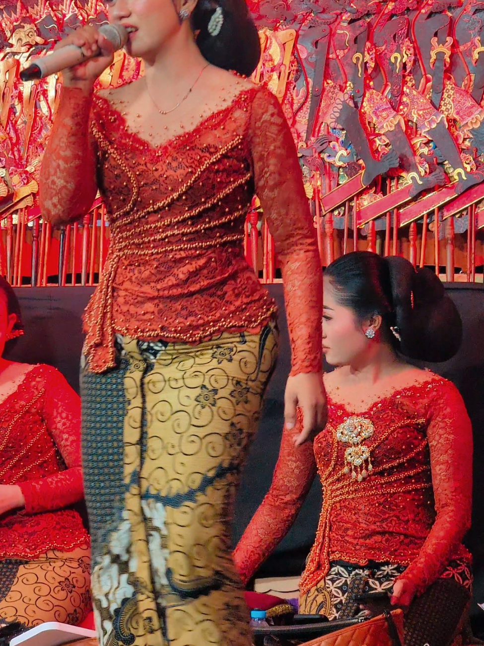Umpomo aku ra wedi duso... Loro tak wales loro mesti penuh penghayatan sinden ayu Lucky Naswa ft. Diah Sekarning #sindenidola #sindencantik #luckynaswa #diahsekarning #sekargadung