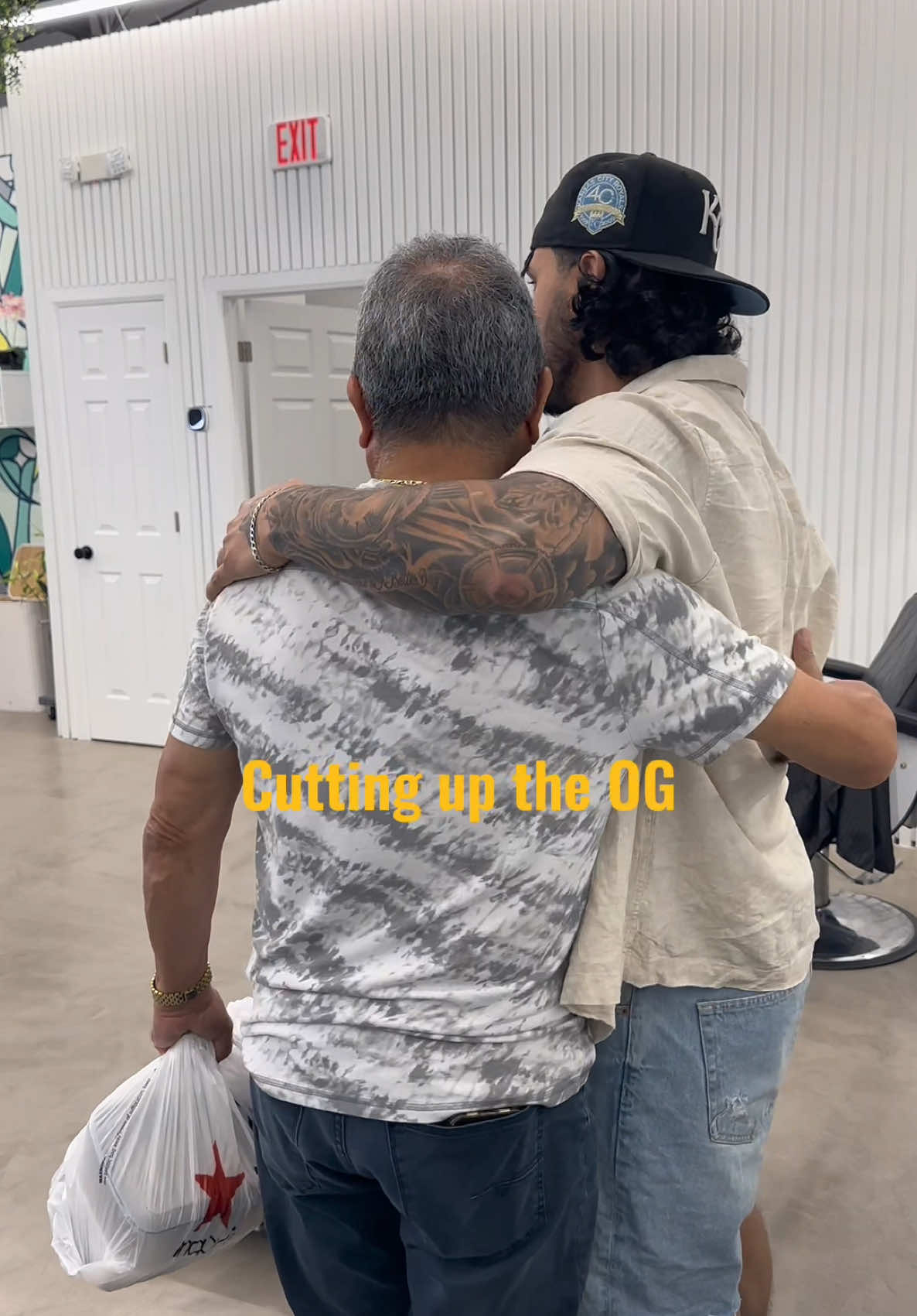 VIP service when he walks through the door 💪🏽❤️ #chicagobarber #schaumburgbarber #foryourpage #suegro #fam