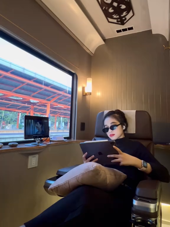 Perjalanan bisnis bukan hanya tentang mencapai tujuan, tapi juga tentang menikmati setiap momen nyaman di Train eksekutif ini#, sambil terus memacu diri untuk lebih baik.