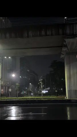 dia tau, dia merasa, tapi bukan kamu yang dia kamu.