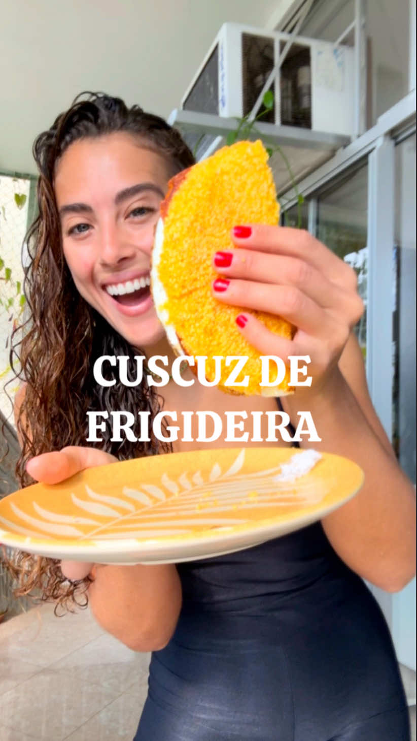 Cuscuz de frigideira é o meu novo vício de café da manhã! 🍳🤤 Prático, rápido, gostoso, crocante, suculento…. e uma ótima opção para o café da manhã ou lanche da tarde!  Ingredientes:  -Flocão de milho (2 colheres de sopa bem cheias ou 30g) -2 ovos  -Queijo (1 fatia) -Sal (também pode usar outros temperos: orégano, manjericão, pimenta do reino…) Comece hidratando o flocão. Num potinho coloque as 2 colheres de sopa bem cheias de flocão, a mesma quantidade de água filtrada e um pouquinho de sal. Deixe assim por 3 minutos. Numa frigideira antiaderente untada (eu espalho umas gotinhas de óleo/azeite com um pincel), em fogo baixo, acrescente numa metade o cuscuz já hidratado e na outra, os ovos. Por cima do cuscuz, coloque o queijo, uma pitada de sal e tampe até chegar nesse ponto do vídeo. Faz e depois me conta! Você vai amar! 😍 #receitas #receitasaudavel #receitafit #vidasaudavel #estilodevida   