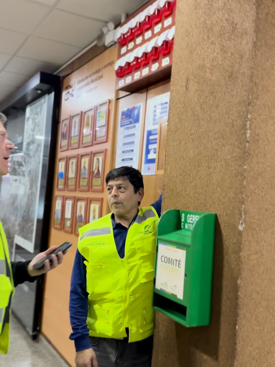 En el marco del Mega Simulacro de Terremoto 2.0, realizamos el primer ejercicio de apresto sísmico en todas nuestras instalaciones municipales 🏛️. Esta actividad forma parte de nuestro compromiso por convertir a Temuco en la Ciudad de la Prevención, promoviendo el autocuidado y la preparación ante emergencias. 🙌 Invitamos a nuestras vecinas, vecinos, organizaciones y empresas a sumarse activa y seriamente a este gran simulacro programado para el 13 de octubre, porque prevenir es tarea de todos. 💪 Temuco se prepara, Temuco previene. #TemucoPreviene #CiudadDeLaPrevención #SimulacroTemuco #prevencion