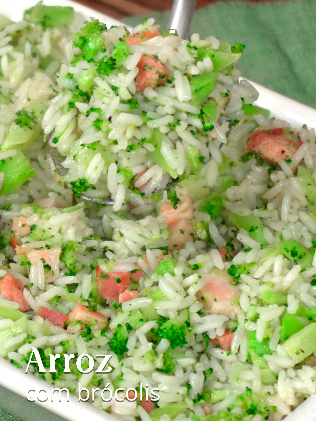 ARROZ COM BRÓCOLIS Simples e fácil de preparar. Arroz com brócolis nunca foi tão gostoso. Ingredientes: · 1 brócolis · Azeite a gosto · 300 g de bacon · Pimenta-do-reino a gosto · Sal a gosto · Alho em pó a gosto · 1 colher de sopa de manteiga · 3 xícaras de arroz cozido #receita#almoço#jantar#arroz#receitasimples#receitastiktok#aprendanotiktok
