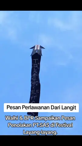 Jambi, (Boemimelayu.id) - Jambi, 14 Agustus 2025 – Pemerintah Kota Jambi menggelar Festival Layang-Layang dalam rangka memperingati Hari Kemerdekaan Republik Indonesia ke-80. Kegiatan ini berlangsung meriah di Kelurahan Penyengat Rendah, di tepi Sungai Batanghari yang mulai mengering. Terlihat warga memadati area pasir berwarna cokelat di pinggiran sungai untuk menyaksikan atraksi puluhan layang-layang yang menghiasi langit. Festival ini diikuti oleh 78 peserta dengan berbagai bentuk dan warna layang-layang. Namun, perhatian publik tertuju pada sebuah layang-layang berwarna dominan hitam berukuran sekitar 3 meter dengan ekor sepanjang 16 meter bertuliskan pesan tegas: “Tolak Stockpile PT. SAS”. Layang-layang ini diterbangkan oleh Wahana Lingkungan Hidup Indonesia (WALHI) Jambi bersama Barisan Perjuangan Rakyat (BPR) sebagai simbol perlawanan terhadap kerusakan lingkungan yang diduga disebabkan oleh aktivitas PT. SAS. Direktur WALHI Jambi, Oscar Anugrah, menjelaskan bahwa partisipasi ini merupakan bentuk dukungan masyarakat untuk memeriahkan kegiatan Pemkot Jambi sekaligus mengingatkan pemerintah daerah agar berpihak pada kepentingan rakyat. “Layang-layang ini adalah simbol suara rakyat. Kami ingin mengingatkan Pemkot Jambi agar memikirkan nasib warga yang tinggal di sekitar stockpile batu bara PT. SAS. Di momentum kemerdekaan ini, kita memang sudah bebas dari penjajahan asing, tetapi rakyat belum merdeka dari ancaman lingkungan yang kotor dan merusak kesehatan. Kami mendesak Gubernur dan Wali Kota Jambi untuk tegas berpihak kepada rakyat, bukan pada pemodal perusak lingkungan,” tegas Oscar. Sementara itu, Ketua Barisan Perjuangan Rakyat, Rahmat Supriadi, menambahkan bahwa momentum festival ini menjadi kesempatan untuk menyuarakan penolakan pembangunan Terminal Untuk Kepentingan Sendiri (TUKS) PT. SAS yang berada di kawasan padat penduduk. “Kami meminta Gubernur dan Wali Kota Jambi untuk lebih serius melindungi rakyat, khususnya di Kelurahan Aur Kenali, Mendalo Darat, Mendalo Laut, Penyengat Rendah, dan sekitarnya yang terdampak langsung pembangunan TUKS PT. SAS. Pemerintah harus tegas menegakkan perda RTRW yang dilanggar PT. SAS. Segel wilayah TUKS dan hentikan seluruh aktivitas perusahaan tersebut,” tegas Rahmat. WALHI Jambi dan BPR memastikan akan terus mengawal penolakan ini hingga pemerintah menjalankan kewajibannya melindungi hak rakyat atas lingkungan hidup yang bersih, sehat, dan berkelanjutan. #foryoupage  #4u  #fouryourpage  #tiktok  #jambi  #foryou 
