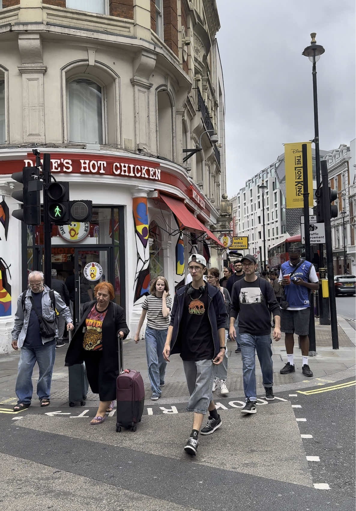 London Streets 🇬🇧 Shaftesbury Avenue, Soho, W1D 