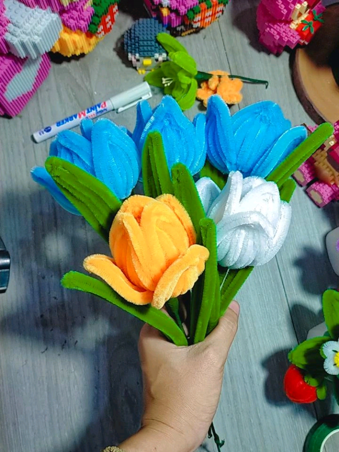 bunga tulip Pipe cleaner 🌹💐 How to make a tulip flower from a pipe cleaner 🤔 let's try 🤗💐 #pipecleanerart #pipecleanerflowers #pipecleaner #kawatbulu #bungakawatbulu #tulips #inspiration 