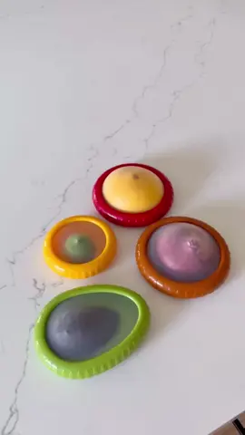 ¡Contenedores de silicona que salvan tus frutas y verduras! ¿Quieres conservar aguacates, cebollas y otras frutas frescas por más tiempo? 🥑🧅 Este set de 4 cajas reutilizables es perfecto para tu refrigerador. 🔗 enlace en mi perfil o comenta “FRESCO” y te envío el enlace directo ✅ Silicona de alta calidad, flexible y resistente ✅ Reutilizables y fáciles de limpiar ✅ Protegen contra golpes y evitan malos olores ✅ Tamaños ideales para aguacate, cebolla y más #organizacioncocina #almacenajehogar #contenedorescocina #hogarbonito #ideasparacocina #ordenencasa #almacenajefrutas contenedor silicona frutas, caja silicona aguacate, almacenamiento cebolla refrigerador, recipientes reutilizables cocina, protector frutas antigolpes, contenedor silicona Amazon