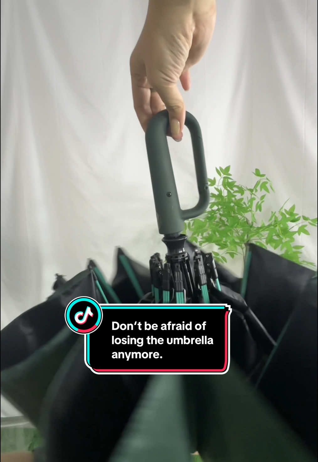 Don‘t be afraid of losing the umbrella anymore. The ring buckle hanging umbrella can be used in a variety of use scenarios such as shoulder bags and backpacks.#Umbrella #tiktokshop #folding automatic umbrella