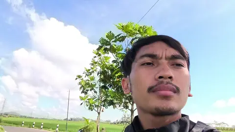 Kamera Depan Poco X7 Pro. untuk yang suka vlog hp ini sudah cukup bagus hasilnya. Hasil video jernih dan stabil. Diharga 4 jutaan sudah termasuk overkill.  #pocox7pro #masukberanda #masukberandafyp #fyp 