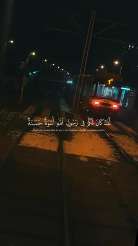 تفسير سورة الأحزاب من الآية ٢١ الى الآية ٢٤ القارئ  بدر التركي :  ﴿لَّقَدۡ كَانَ لَكُمۡ فِی رَسُولِ ٱللَّهِ أُسۡوَةٌ حَسَنَةࣱ لِّمَن كَانَ یَرۡجُوا۟ ٱللَّهَ وَٱلۡیَوۡمَ ٱلۡـَٔاخِرَ وَذَكَرَ ٱللَّهَ كَثِیرࣰا﴾ [الأحزاب ٢١] لقد كان لكم فيما قاله رسول الله وقام به وفعله، قدوة حسنة، فقد حضر بنفسه الكريمة، وباشر الحرب، فكيف تبخلون بعد ذلك بأنفسكم عن نفسه؟ ولا يتأسّى برسول الله ﷺ إلا من كان يرجو اليوم الآخر، ويعمل له، وذكر الله ذكرًا كثيرًا، وأما الذي لا يرجو اليوم الآخر ولا يذكر الله كثيرًا فإنه لا يتأسّى برسوله ﷺ. ﴿وَلَمَّا رَءَا ٱلۡمُؤۡمِنُونَ ٱلۡأَحۡزَابَ قَالُوا۟ هَـٰذَا مَا وَعَدَنَا ٱللَّهُ وَرَسُولُهُۥ وَصَدَقَ ٱللَّهُ وَرَسُولُهُۥۚ وَمَا زَادَهُمۡ إِلَّاۤ إِیمَـٰنࣰا وَتَسۡلِیمࣰا﴾ [الأحزاب ٢٢] ولما عاين المؤمنون الأحزاب المجتمعة لقتالهم قالوا: هذا ما وعدنا الله ورسوله من الابتلاء والمحن والنصر، وصدق الله ورسوله في هذا، فقد تحقق، وما زادتهم معاينتهم للأحزاب إلا إيمانًا بالله وانقيادًا له. * من فوائد الآيات: • الآجال محددة، لا يُقَرِّبُها قتال، ولا يُبْعِدُها هروب منه. • التثبيط عن الجهاد في سبيل الله شأن المنافقين دائمًا. • الرسول ﷺ قدوة المؤمنين في أقواله وأفعاله. • الثقة بالله والانقياد له من صفات المؤمنين. ﴿مِّنَ ٱلۡمُؤۡمِنِینَ رِجَالࣱ صَدَقُوا۟ مَا عَـٰهَدُوا۟ ٱللَّهَ عَلَیۡهِۖ فَمِنۡهُم مَّن قَضَىٰ نَحۡبَهُۥ وَمِنۡهُم مَّن یَنتَظِرُۖ وَمَا بَدَّلُوا۟ تَبۡدِیلࣰا﴾ [الأحزاب ٢٣] من المؤمنين رجال صدقوا الله، فوفوا بما عاهدوه عليه من الثبات والصبر على الجهاد في سبيل الله، فمنهم من مات أو قتل في سبيل الله، ومنهم من ينتظر الشهادة في سبيله، وما غيّر هؤلاء المؤمنون ما عاهدوا الله عليه مثل ما فعله المنافقون بعهودهم. ﴿لِّیَجۡزِیَ ٱللَّهُ ٱلصَّـٰدِقِینَ بِصِدۡقِهِمۡ وَیُعَذِّبَ ٱلۡمُنَـٰفِقِینَ إِن شَاۤءَ أَوۡ یَتُوبَ عَلَیۡهِمۡۚ إِنَّ ٱللَّهَ كَانَ غَفُورࣰا رَّحِیمࣰا﴾ [الأحزاب ٢٤] ليجزي الله الصادقين الذين وفوا بما عاهدوا الله عليه بصدقهم ووفائهم بعهودهم، ويعذب المنافقين الناقضين لعهودهم إن شاء، بأن يميتهم قبل التوبة من كفرهم، أو يتوب عليهم بأن يوفقهم للتوبة، وكان الله غفورًا لمن تاب من ذنوبه، رحيمًا به. الأحزاب - #بدر_التركي #قرآن_كريم #قرآن #quran_alkarim 