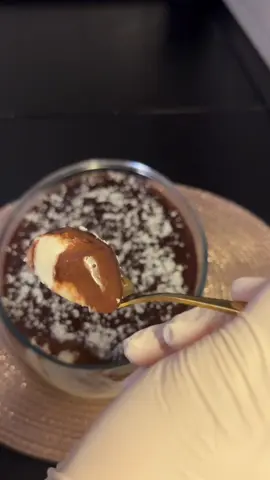 حلى جوز لهند ب عشر دقايق بس والف صحا وهنا يارب 🫶🏻👩🏻‍🍳 المكونات:  كوبين: حليب كوب ونص: جوز لهند  ربع كوب: سكر ظرف: فانيليا  معلقتين: كبار نشا  مكعب زبدة . . . . #حلى #حلى_بارد #حلى_سريع #حلى_جوز_الهند #شوكولاته