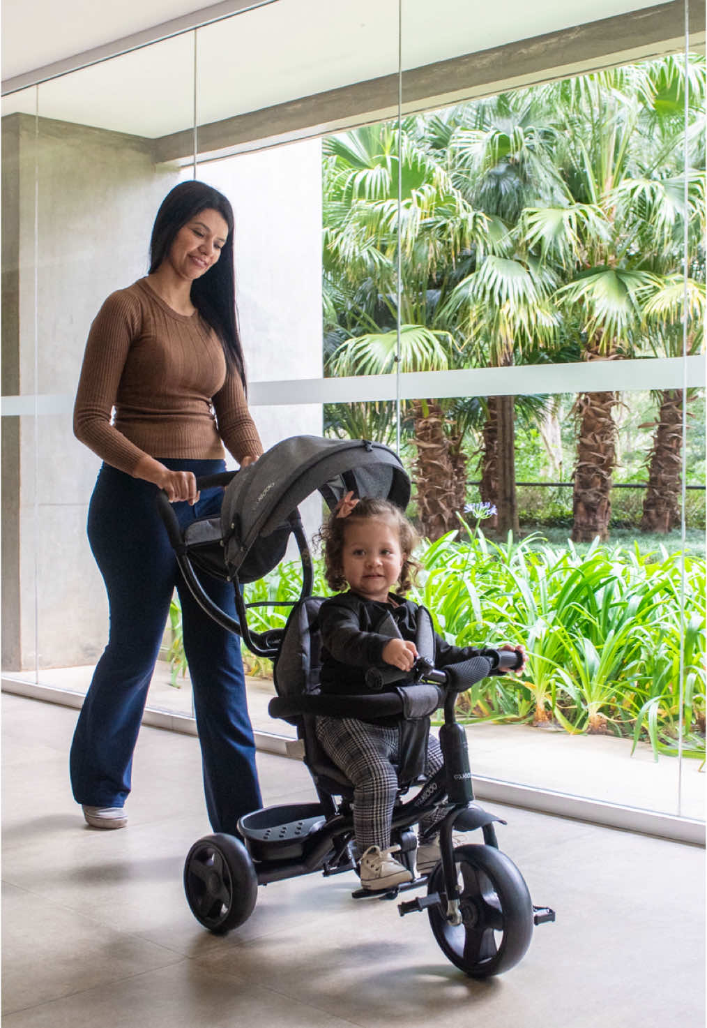 Que tal um passeio divertido com direito a trilha sonora? 🎶✨ Com o triciclo giratório, seu pequeno poderá se divertir com toda segurança e os seus passeios com ele terão momentos ainda mais especiais. O brinquedo gira 360° , tem capota retrátil e removível, haste de direção que permite que o adulto direcione o triciclo, bolso porta objetos com zíper, cesto porta-objetos e até buzina. Não é demais?! 😍🐨 #triciclo #triciclogiratorio #kiddobrasil