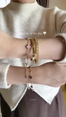 Jewelry of the day, with an old money vibe🤍 #jewerly #oldmoneystyle #bracelet #elegantstyle #braceletforwomen 