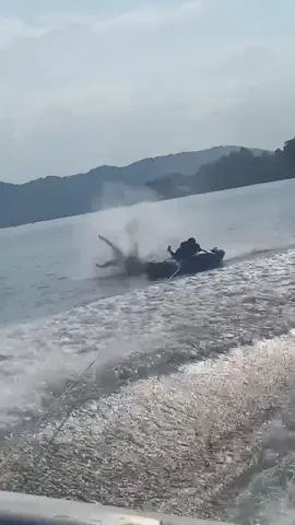 Who knew keigh could do gymnastics 🤸 🤣#lake #tubing #ohio #river 