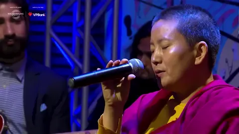 LẦN ĐẦU TIÊN TẠI VIỆT NAM ​ Người hát thiền ca chân ngôn – huyền thoại dòng nhạc mantra healing Ani Choying Drolma – mang giọng hát từ bi đến với công chúng Việt Nam. ​ Lần đầu tiên, những bậc thầy và các chuyên gia chữa lành bằng thanh âm hàng đầu thế giới cùng hòa âm trên một sân khấu. ​ Lần đầu tiên, những nghệ sĩ Việt – từ gạo cội đến thế hệ trẻ – chơi nhạc bằng tất cả năng lượng chữa lành họ có. ​ Và cũng là lần đầu tiên, các Sound Healer Việt Nam cùng đứng chung để kể lại hành trình thanh âm chạm tới trái tim con người. ​ Một đêm nhạc mà khán giả không chỉ nghe, mà cảm nhận bằng toàn bộ tâm thức. Tất cả hội tụ trong Sound Healing Concert – Journey Into Silence. ​ --- Thông tin sự kiện: 🗓 Ngày diễn: 06 & 07 tháng 09 năm 2025 (Thứ Bảy & Chủ Nhật) ⏱ Thời gian: 18:30 – 22:00 🏫 Địa điểm: White Palace – 59 Võ Văn Kiệt, An Lạc, TP.HCM ​ Phân phối vé chính thức tại Ticketbox:  https://ticketbox.vn/sound-healing-concert-24588