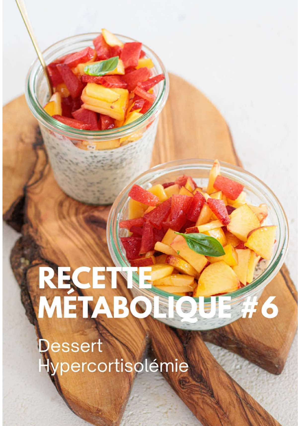 HYPERCORTISOLÉMIE : LE DESSERT QUI APAISE Votre cortisol est en mode stress permanent ? Ce pudding de chia va devenir votre allié du soir. LA RECETTE : 200g de tofu soyeux 120g de boisson végétale (amande, coco…) 1 c. à soupe de sucre de coco (20g) 30g de graines de chia 1 c. à café d'extrait de vanille Fruits frais : 1 pêche, 1 prune On mixe tout sauf les graines de chia, on les ajoute ensuite, direction frigo 4h minimum. POURQUOI ÇA MARCHE : Le tofu stabilise le cortisol, le sucre de coco stimule la sérotonine, les graines de chia soutiennent l'axe hypothalamo-hypophyso-surrénalien. Résultat : cortisol qui redescend, sérotonine qui monte, mélatonine qui suit.  Le combo parfait pour enfin dormir quand le stress vous ronge. À déguster 1h avant le coucher avec les fruits frais pour maximiser les antioxydants. Votre système nerveux va enfin pouvoir décompresser. #pertedepoids #hormones #maigrir  #cortisol #stress