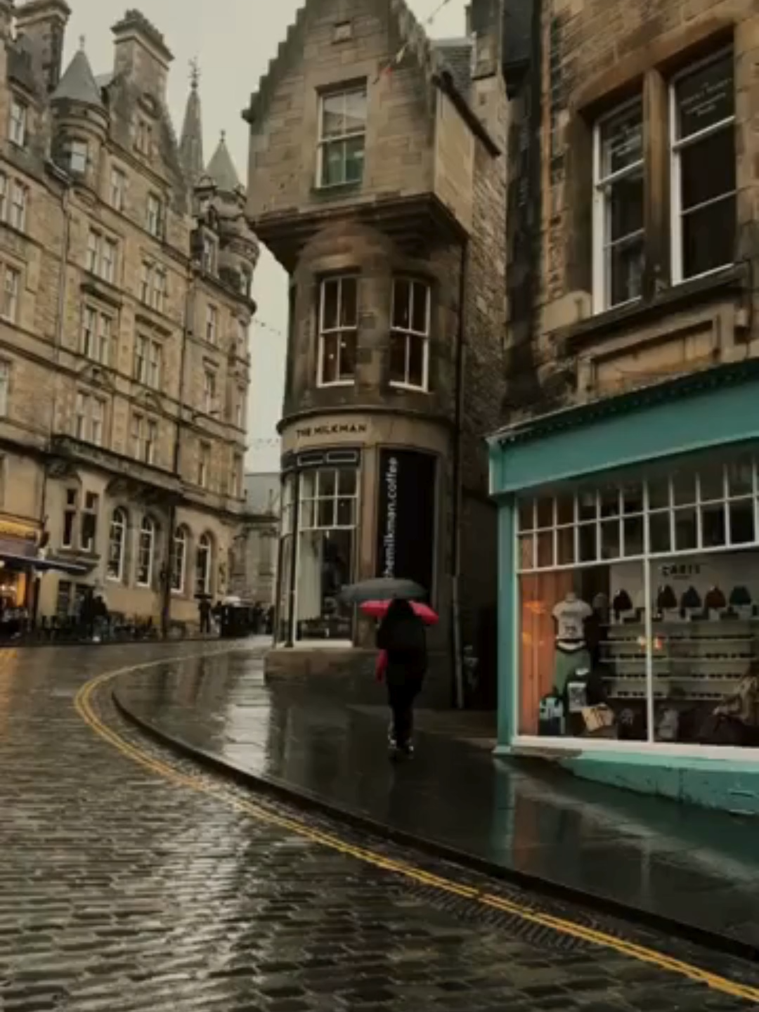 🏰✨ EDIMBURGO, ESCÓCIA – A CIDADE QUE PARECE UM CONTO DE FANTASIA! 🏴🌫️ Entre castelos sombrios, ruas de paralelepípedos e histórias de mistério… Edimburgo é pura magia! ✨ Quem mais quer se perder nessa atmosfera cinematográfica? 🔥 O que não pode perder: ✔ Edinburgh Castle – A fortaleza que domina a cidade! ✔ Royal Mile – Rua histórica cheia de pubs, lendas e whisky escocês! 🥃 ✔ Arthur’s Seat – Vista deslumbrante depois de uma trilha incrível! ⛰️ ✔ Festival Fringe (em agosto) – O maior festival de arte do mundo! 🎭 📍 Edimburgo, Escócia 💡 Dica: No outono/inverno, a névoa dá um clima Harry Potter – perfeito para fotos misteriosas! #Escócia #Edimburgo #Viagem #monetizartiktok #10k #luxurylifestyle