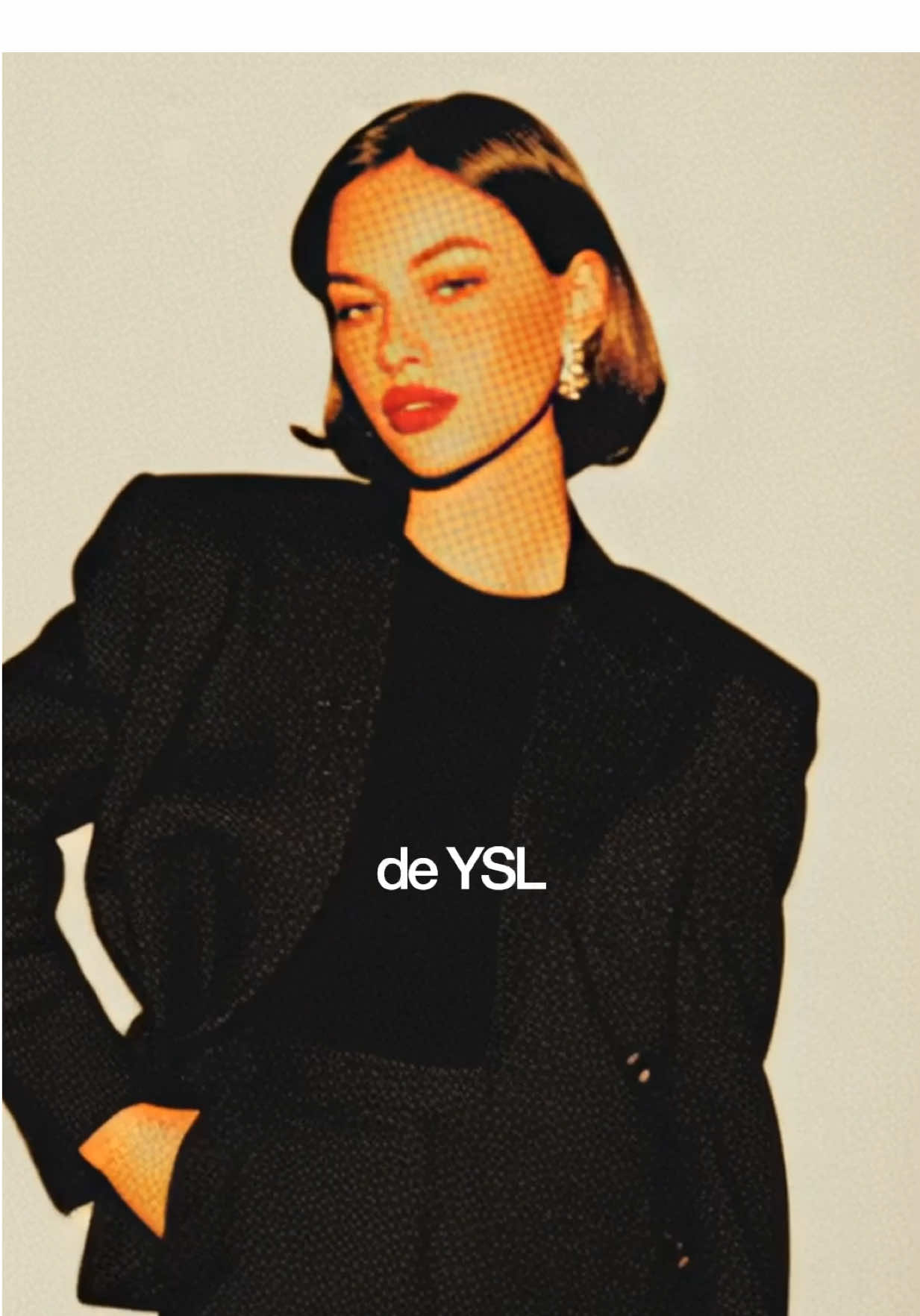 ¿Crees que necesitas un set en París, un equipo de 20 personas y el presupuesto de marketing de YSL para hacer una campaña de lujo? No. Solo necesitas dos IAs y un sistema. Paso uno — la biblia de la marca. Le paso a ChatGPT todas las referencias de las últimas 5 campañas de YSL: ángulos, iluminación, colores, texturas. No le digo “hazlo lujoso”. Le doy el plano exacto. Paso dos — el motor visual. MidJourney con cámara bloqueada: Flash editorial para intimidad. Luz de ventana para romance. Ángulo bajo para poder. Texturas: satén, cuero, vidrio, piel. Paso tres — las imperfecciones. Grano analógico, rayones de lente, filtraciones de luz. Si se siente estéril, es falso. Si se siente roto, es real. Paso cuatro — escala. Un prompt maestro. 20 looks. 20 escenas. Azotea al atardecer. Backstage. Calle de París a medianoche. Todo con el mismo ADN. ¿El resultado? Una campaña que parece de medio millón, hecha en el navegador de una laptop. El lujo no es presupuesto. Es control. Y la IA acaba de dártelo todo. 💬 Comenta “LUJO” y te mando el prompt maestro. #ai #aivisuals #ysl #fyp #parati
