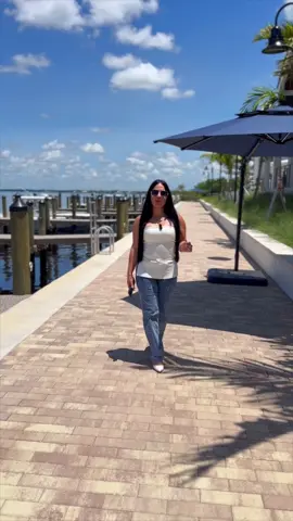 La llave que entrego no solo abre una puerta, sino un nuevo capítulo en la vida de cada cliente… 🔑✨ . . . 👩🏻‍💻Selena Acanda REALTOR 🏫 Innova Real Estate Corporation  📱 239-737-4100  💌 selenacanda@innovarealtors.com #foryou #realestate #realtor #creatorsearchinsights #fyp 