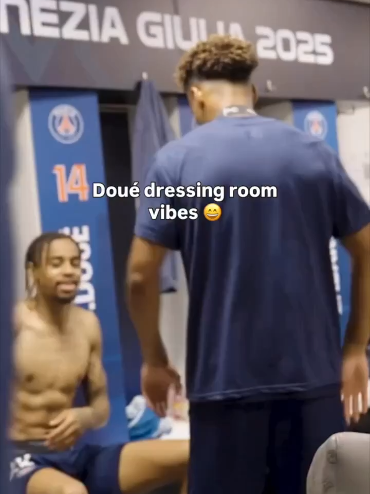 💃⚽ ¡Flow campeón! 🏆 Desiré Doué sacó los pasos prohibidos en el vestidor del Paris Saint-Germain tras conquistar la Supercopa de Europa. 🔥 Entre ritmo, risas y todo el buen ánimo, el crack francés demostró que también sabe brillar fuera de la cancha. 😎🎶 ¿Quién le quita la pista de baile a Les Parisiens? 💥 🎥: @UEFAChampionsLeague [IG] #ParisSaintGermain #PSG #SupercopaDeEuropa #DesiréDoué #Futbol #Soccer
