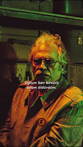 “Bir insan ne zaman kendisi olur? Artık kaybedecek hiçbir şeyi kalmadığında.” Onur Saylak’ın yönettiği Şahsiyet, Türk televizyonunda suç ve psikoloji türünü bambaşka bir seviyeye taşıyan bir yapım. Alzheimer teşhisi konulan emekli adliye memuru Agâh Beyoğlu’nun, hafızasını yitirmeden önce işlediği cinayetlerle geçmişteki adaletsizlikleri kendi yöntemleriyle düzeltmeye çalışmasını konu alıyor. Haluk Bilginer’in uluslararası Emmy ödüllü performansı, diziyi yalnızca Türkiye’de değil dünya çapında da kült statüsüne taşıdı. Sürükleyici senaryosu, atmosferi ve güçlü karakter derinliğiyle Şahsiyet, modern Türk dizi tarihinin dönüm noktalarından biri olarak kabul ediliyor. 🎬 Yönetmen: Onur Saylak 🖋 Senaryo: Hakan Günday 🎭 Oyuncular: Haluk Bilginer, Cansu Dere, Metin Akdülger, Müjde Ar 🎞 Yayın Yılı: 2018 (1 Sezon, 12 Bölüm) 🎭 Tür: Suç, Dram, Gerilim 📺 Yayın Platformu: PuhuTV (ilk yayın), GAİN (yeniden yayın) ⭐ IMDb: 9.1 Şahsiyet, izleyicisine yalnızca bir polisiye hikâye değil; adalet, vicdan ve kimlik üzerine düşündüren derin bir psikolojik deneyim sunuyor. #Şahsiyet #HalukBilginer #CansuDere #OnurSaylak #HakanGünday      