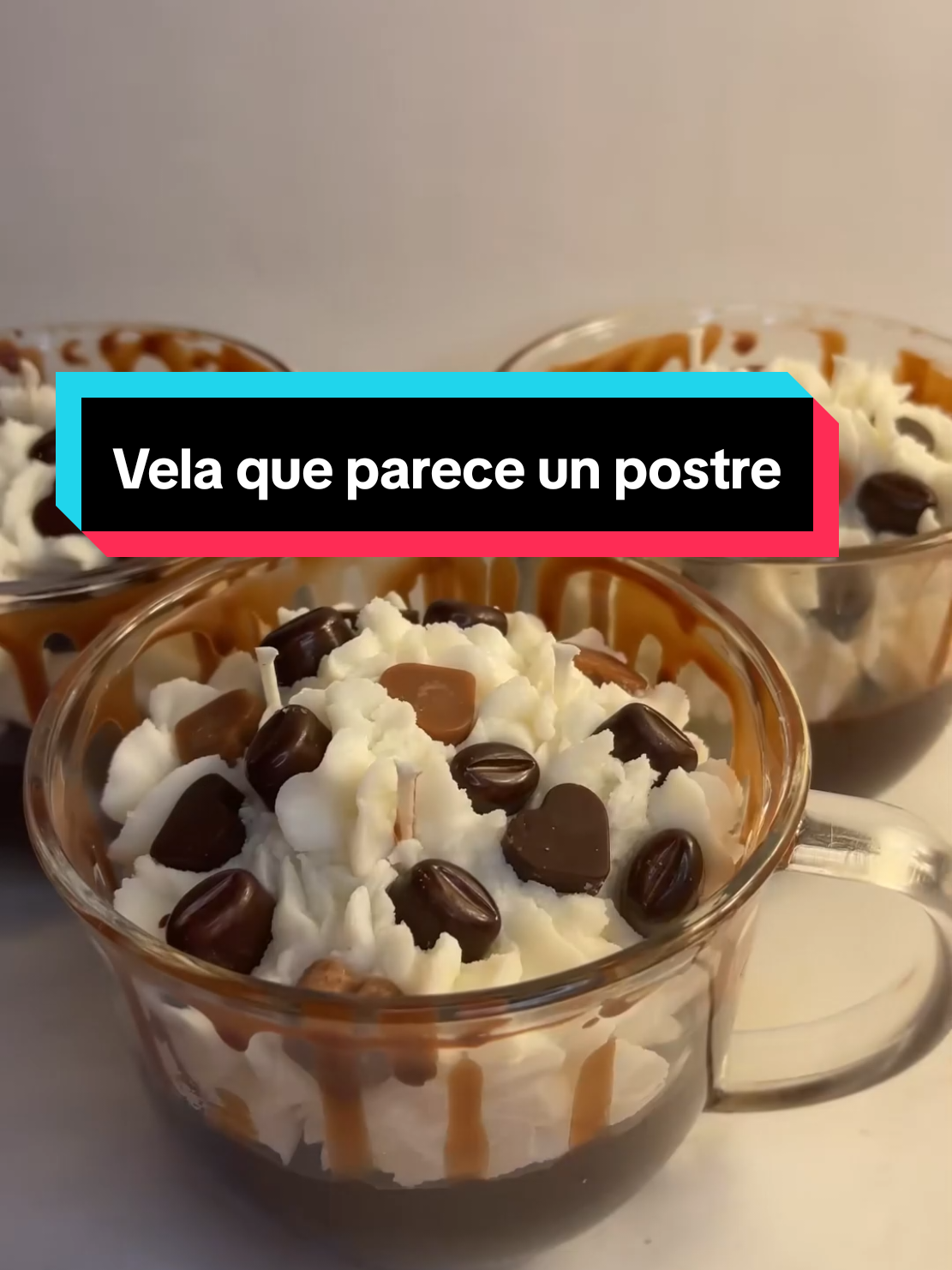 Una vela que parece un postre real, pero solo es para decorar y perfumar. Ideal para darle un toque único a tu hogar o regalar algo original. Aprende a hacerla paso a paso.  #velas #velasartesanales #velasaromaticas  #emprendedesdecasa     #velasdesoja 