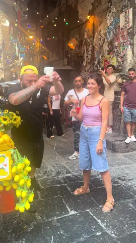 Un’ “esperienza” da provare 😂🍋 1G: lamozzarellaincarrozza ❤️ #limonataacosceaperte #napoli #spaccanapoli @Cicciotto 