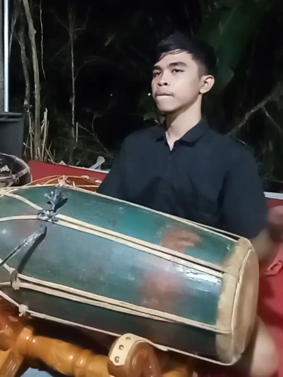 Posisi jari lagi kecetit tapi tetep trabas😅😄 #elingelingbanyumasan #ebeg_banyumasan🐴🐴 #tukangkendang #kebumen24jam #fypdong 